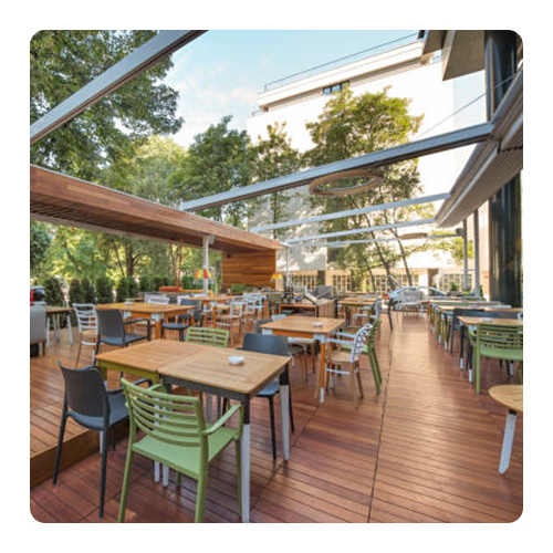 Nettoyer une terrasse de café