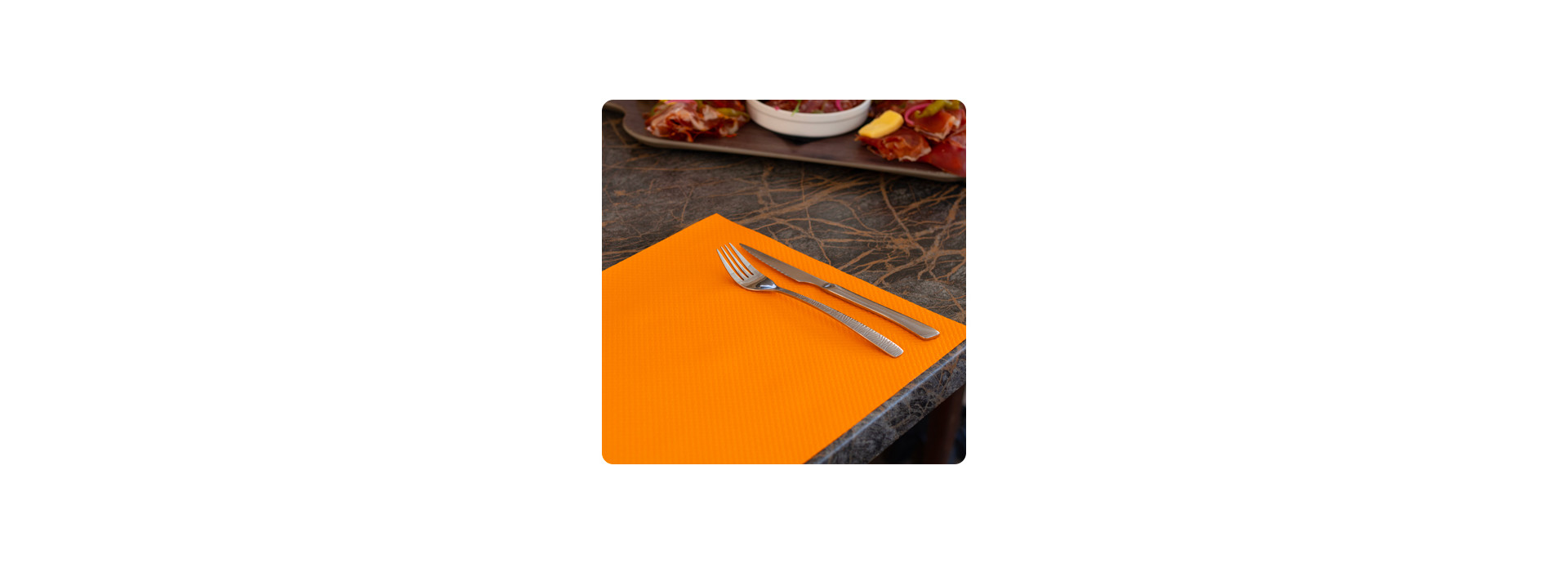Set de table en papier orange pour table en terrasse de restaurant
