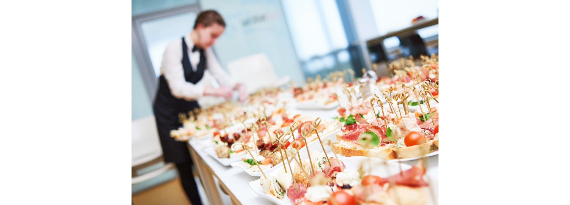 Buffet traiteur avec pique ruban thouy