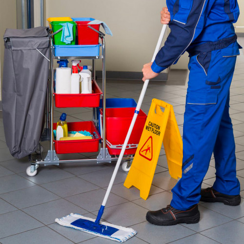 Balai serpillère pour laver le sol en environnement professionnel