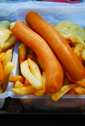 saucisse frites barquette association