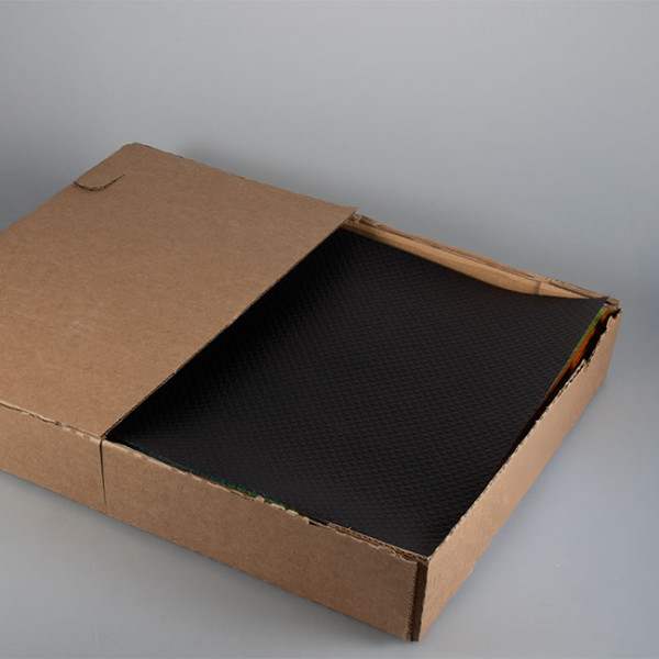 Set de table en papier noir vendu en boîte distributrice