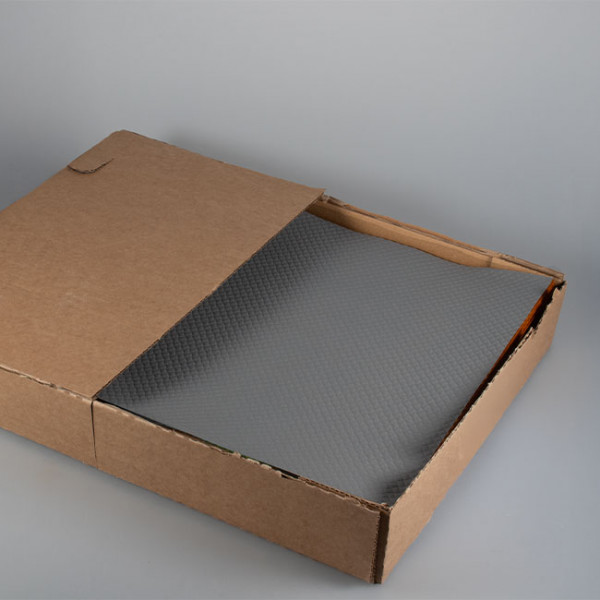 Set de table en papier gris vendu en boîte distributrice