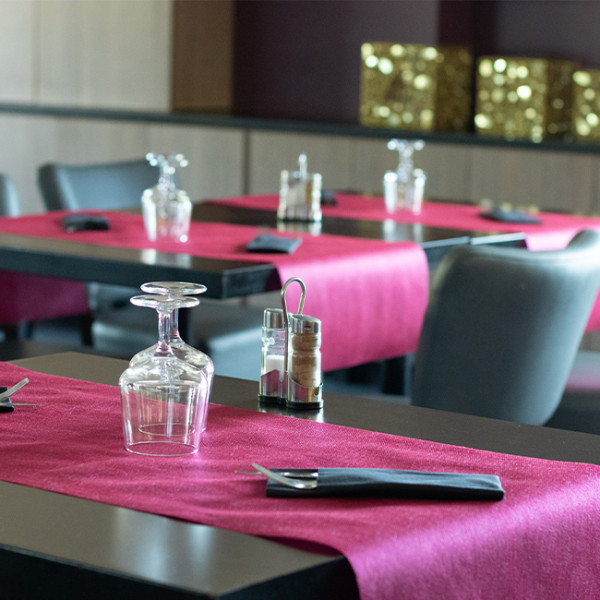 ête-à-tête et accessoires pour la table en tissu noir coupé.