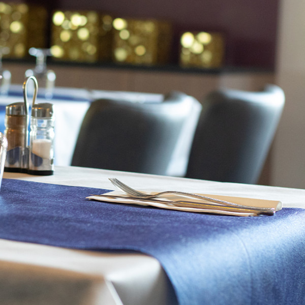 Décoration de table en rouge pré-découpée 0,40x48.chemins, housses assortis.