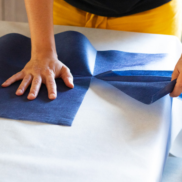 Tête-à-tête spunbond bleu marine pré-découpé 0,40 x 48 m - Décoration de table rouge pré-découpée 0,40x48 - Chemins et housses assortis.