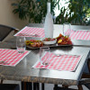 Sets de table rouges 30x40 cm en papier gaufré.