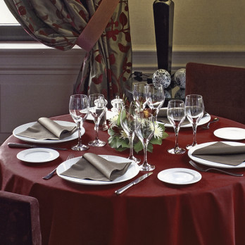 Nappe ronde jetable en soft aspect tissu bordeaux Ø 2,40 m