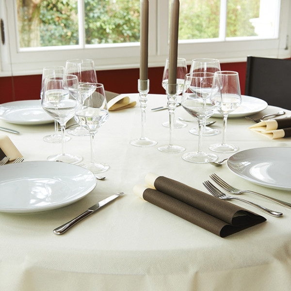 Nappe jetable douce bordeaux Ø2,40. Autre - Nappe papier blanc gaufré 70x70cm.