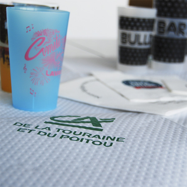 Personnalisation de nappes en papier blanches avec logo 100N002