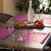 Set de table en papier rose fuchsia jetable pour table de restaurant en terrasse
