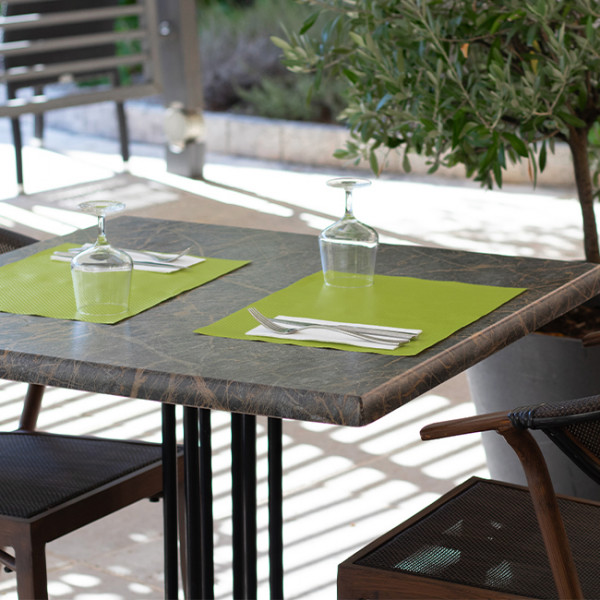 Set de table en papier vert anis jetable pour table de restaurant en terrasse