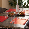 Set de table en papier rouge jetable pour table de restaurant en terrasse