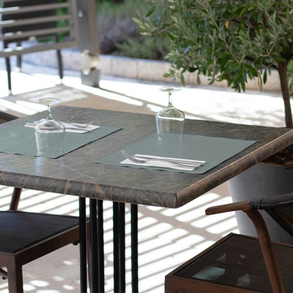 Set de table en papier gris jetable pour table de restaurant en terrasse