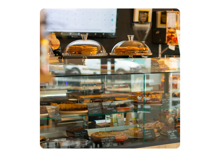 La vitrine des patisseries du Coffe shop O'Moka de Castres