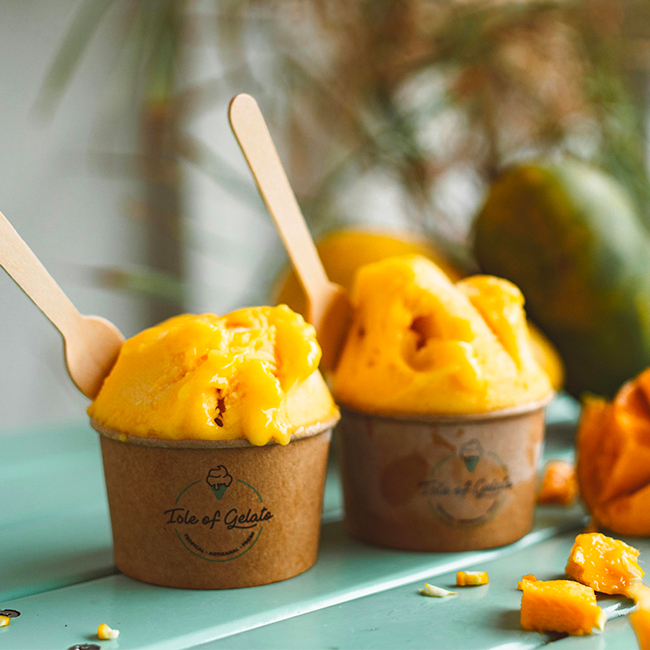 Pots à glace personnalisés kraft avec une boule mangue et une petite cuillère en bois