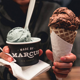 Pot à glace personnalisé avec nom de glacier et cornet à glace avec glace au chocolat