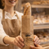 Boulangerie vente d'une baguette tradition dans un sachet kraft personnalisé