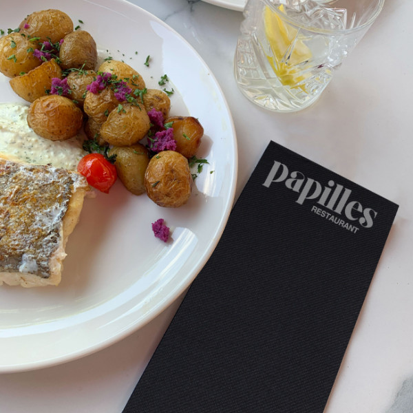 Restaurant avec plat et serviettes personnalisées: art de table décoration restaurant