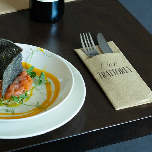 Serviettes en papier kangourou pliées en pochette personnalisées avec couverts pour restaurant