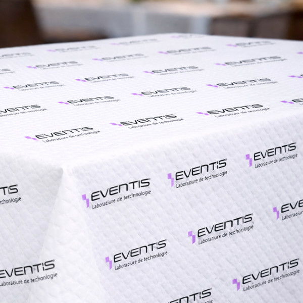 Table avec nappe en papier personnalisée