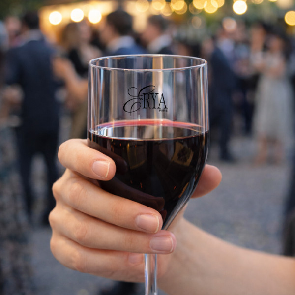 Dégustation de vin avec verre en plastique réutilisable
