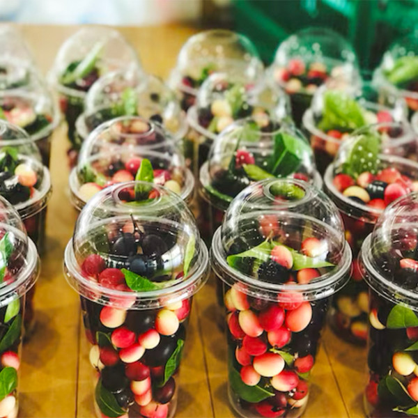 Pot alimentaire en plastique transparent 30 cL + couvercle dôme à trou