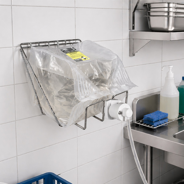 Poche bag in box 5 L produits d'entretien avec support métal mural