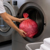 Sac à linge rouge avec lien hydrosoluble pour pressing