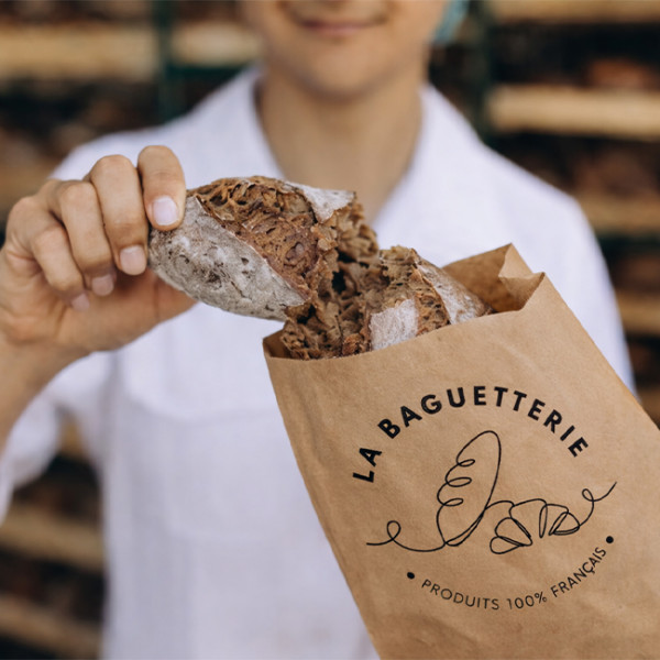 Baguette dans un sachet kraft personnalisé avec logo de boulangerie