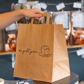 Sacs à poignées plates en papier personnalisés pour repas à emporter en boulangerie