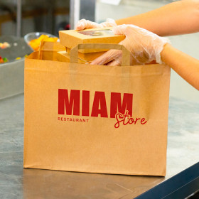 Repas à emporter emballé dans un sac kraft personnalisé en couleur