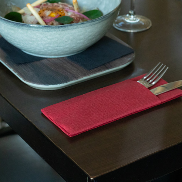 serviette en soft aspect tissu bordeaux pliage kangourou 40x40