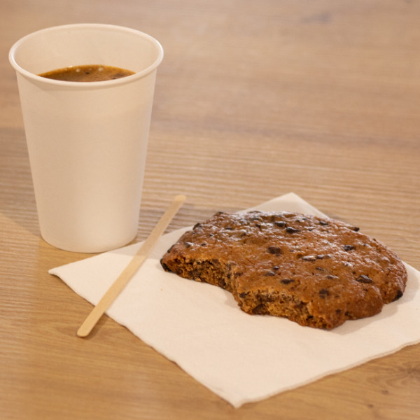 Machine à laver les sols professionnelle et outil de nettoyage.