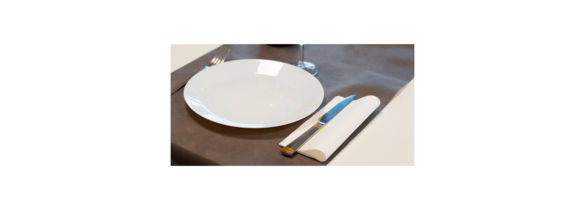 Serviette jetable thouy sur table de restaurant