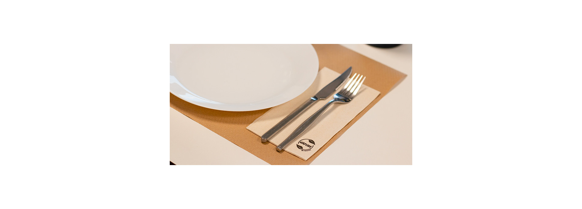 Serviette jetable kraft sur table de restaurant